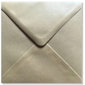 Vierkante enveloppen metallic Ivoor