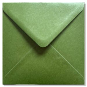 vierkante enveloppen metallic mosgroen